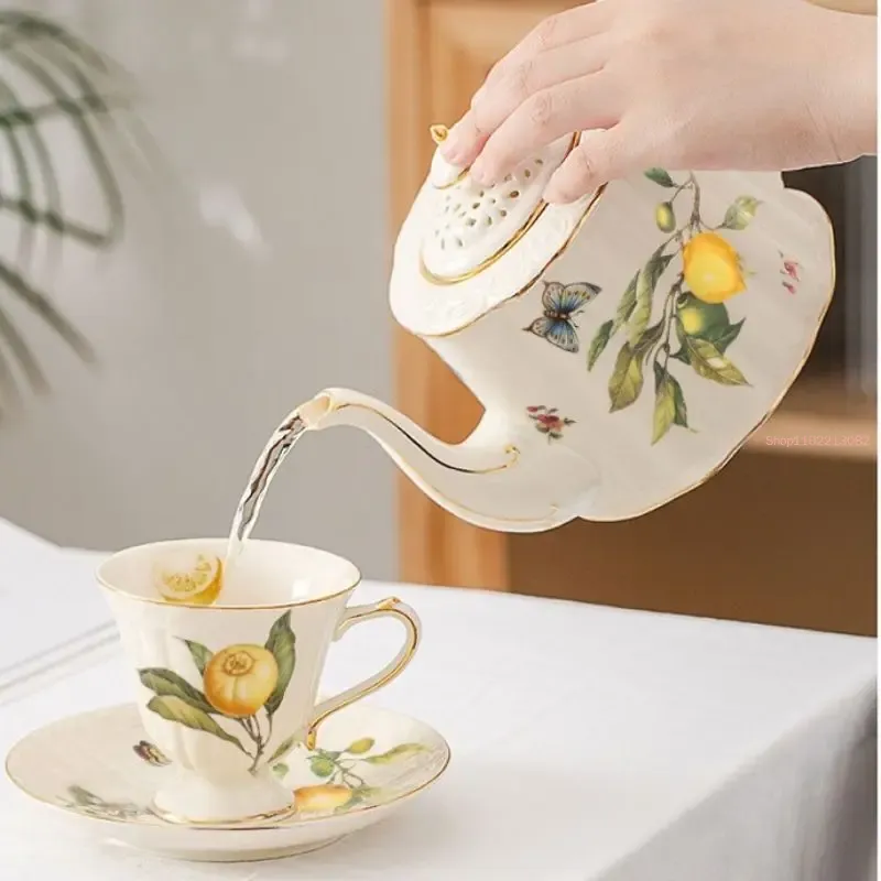 كوب من السيراميك مع طبق حلويات - مراجعة Lemon Tea Coffee وسعره