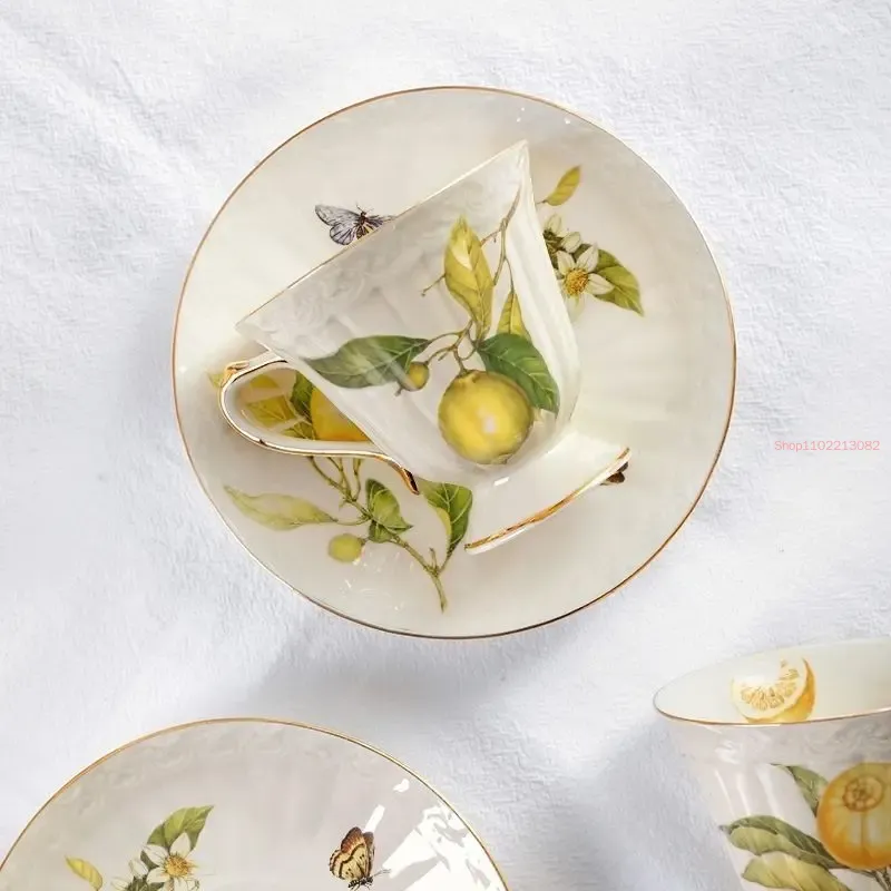 كوب من السيراميك مع طبق حلويات - مراجعة Lemon Tea Coffee وسعره